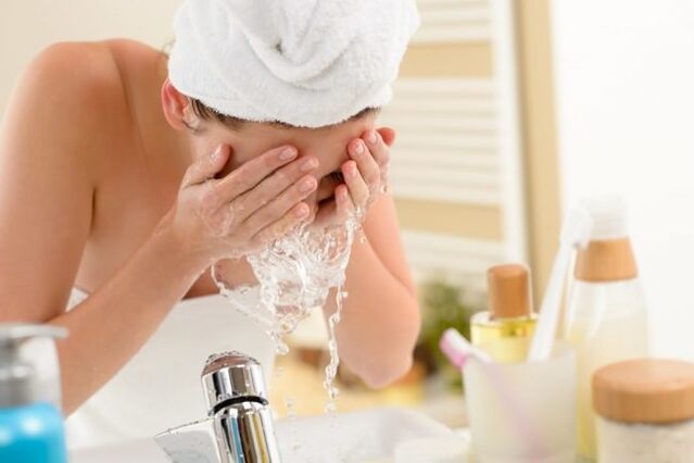 Za umivanje obraza uporabite posebne pene in gele. 
