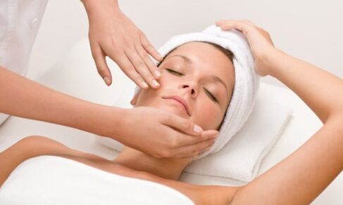 Skulpturalna masaža obraza bo koži zagotovila potreben lifting učinek
